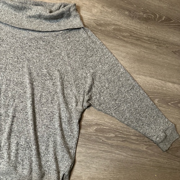 •EXPRESS• SWEATER - Picture 4 of 5